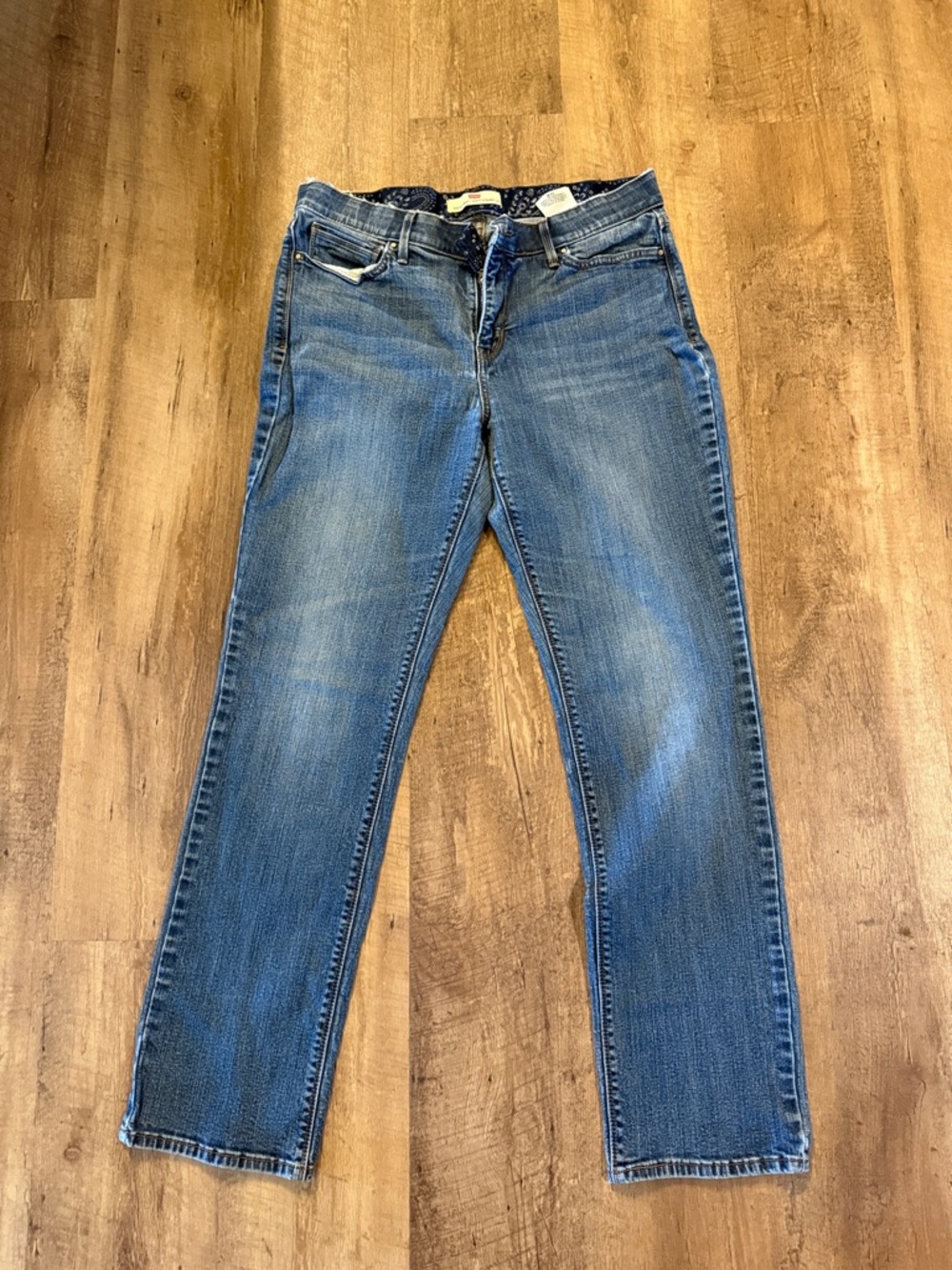 Adorable! Levi's Medium Blue Straight-Leg Women's Jeans